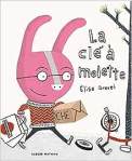Couverture du livre 'La clé à molette' avec un personnage de lapin rose portant des lunettes et portant une boîte, entouré d'objets divers.