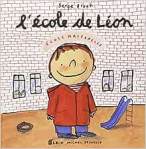 Couverture du livre 'L'école de Léon' de Serge Bloch, illustrant un enfant souriant en manteau rouge devant un mur de briques avec un toboggan.