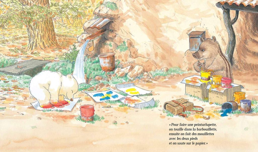 Deux ours, un blanc et un brun, sont en train de peindre à l'extérieur, entourés de pots de peinture et de papiers. Un ruisseau coule à proximité.