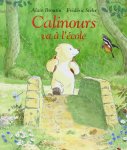 Couverture du livre 'Calinours va à l'école' avec un ours marchant sur un chemin dans une forêt verdoyante, accompagné d'un oiseau.