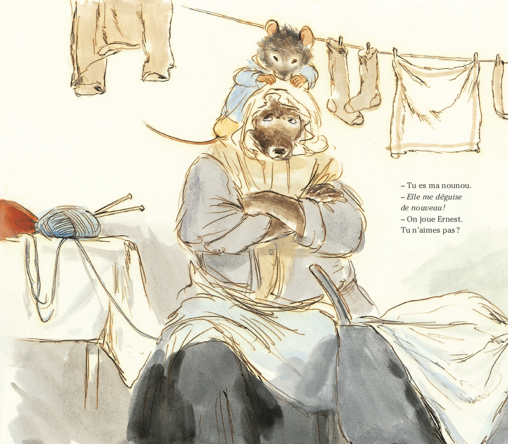 Illustration d'un ours et d'une petite souris sur un fond de lessive. L'ours, portant un foulard, se tient assis avec les bras croisés, tandis que la souris est perchée sur sa tête. Des vêtements suspendus et un peloton de laine sont visibles à proximité.