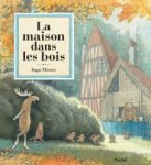 Illustration de la couverture du livre pour enfants 'La maison dans les bois' par Inga Moore, montrant une maison en bois au milieu d'un environnement forestier avec des animaux.