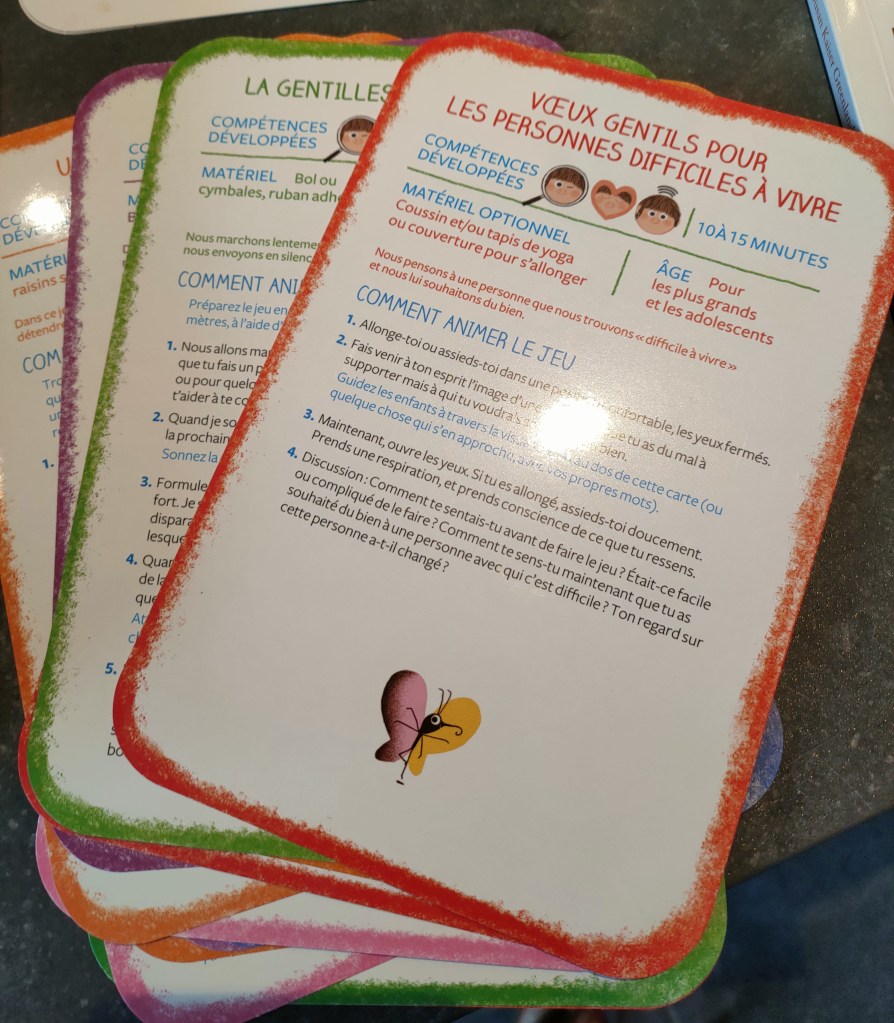 Cartes d'activités éducatives en français sur l'animation de jeux pour adolescents, traitant des compétences développées et des méthodes d'interaction.