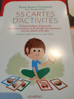 Couverture du livre '55 CARTES D'ACTIVITÉS' de Susan Kaiser Greenland et Annaka Harris, montrant un enfant assis avec des cartes illustratives.