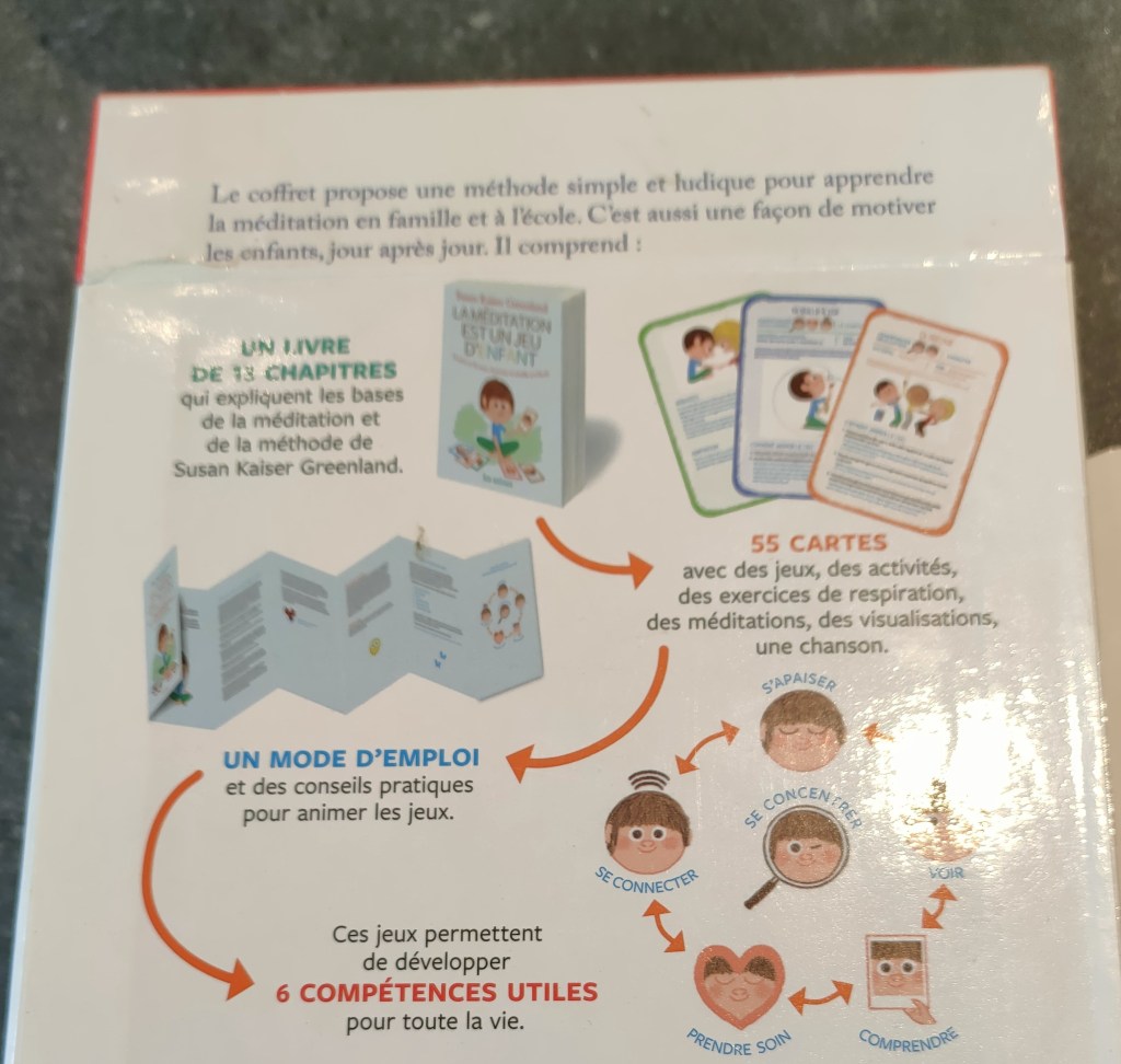 Une image présentant un coffret éducatif sur la méditation, contenant un livre de 13 chapitres, 55 cartes d'activités et un mode d'emploi pour apprendre la méditation aux enfants.