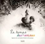 Couverture du livre 'Le temps des cerises' illustrée par des personnages joyeux sous des cerisiers.