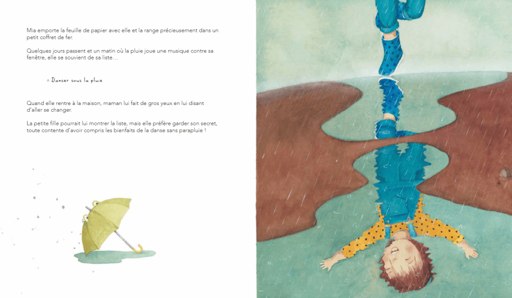 Illustration d'un enfant dans un pantalon bleu à pois, sautant dans une flaque d'eau sous la pluie, avec un parapluie jaune à côté.