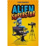 Couverture du livre 'Alien Superstar' avec un personnage extraterrestre assis sur une chaise de réalisateur, devant une caméra, sur un fond jaune.