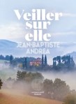 Couverture du livre 'Veiller sur elle' de Jean-Baptiste Andrea, présentant un paysage brumeux avec des collines et un bâtiment visible à l'arrière-plan.