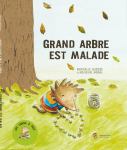 Couverture d'un livre illustré intitulé 'Grand arbre est malade', présentant un hérisson sur un sol herbeux avec des feuilles tombantes et un grand arbre à côté.