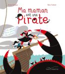 Couverture d'un livre intitulé 'Ma maman est une Pirate', illustrant une maman pirate sur un bateau avec un petit pirate et des crabes géants.