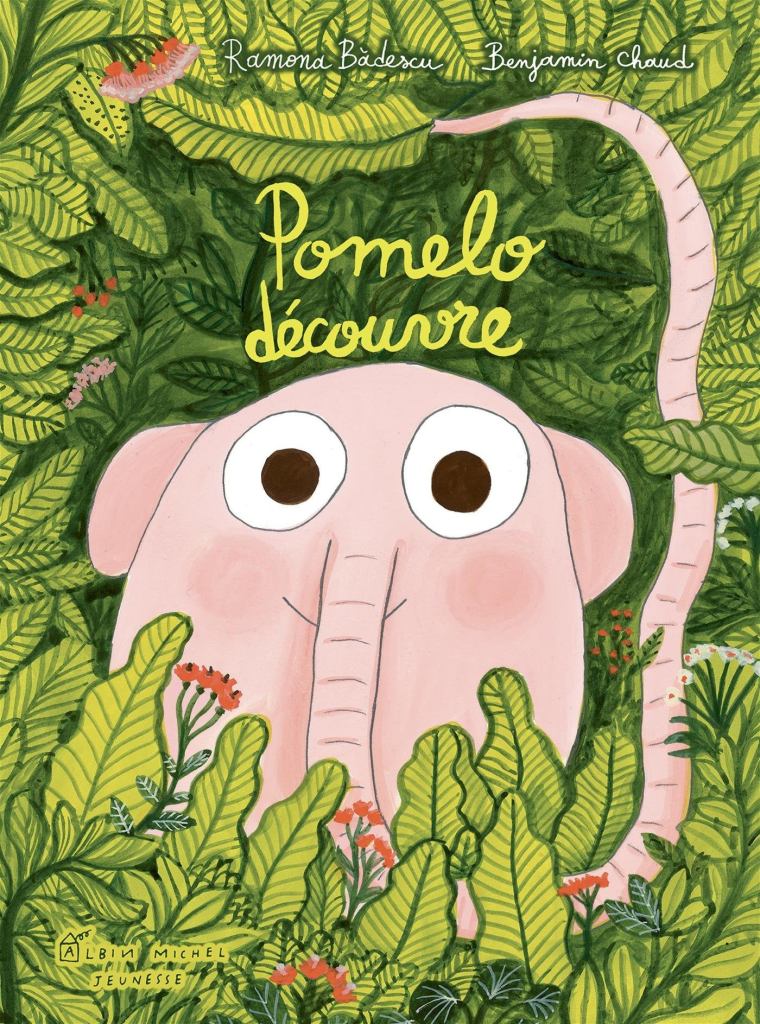 Couverture du livre 'Pomelo découvre' avec un éléphant rose au milieu de feuillages verts et colorés.