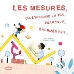 Illustration d'un livre avec le texte 'LES MESURES, ÇA S'ALLONGE UN PEU, BEAUCOUP, ÉNORMÉMENT...', représentant des échelles et des objets de mesure.