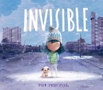 Couverture d'un livre intitulé 'Invisible', montrant un enfant avec un bonnet et un petit chien dans un paysage urbain enneigé.