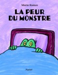 Couverture du livre 'La peur du monstre' avec un monstre vert caché sous une couverture, les yeux émergeant au-dessus d'un lit.