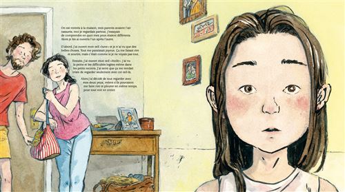 Une illustration montrant une jeune fille avec une expression préoccupée, regardant vers le spectateur, tandis qu'un couple entre dans une maison avec des sacs. Des photos et des objets sont visibles sur un meuble près de la porte.