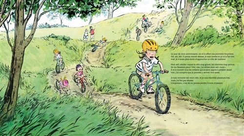 Des enfants faisant du vélo sur un sentier en pleine nature, certains montant une colline et d'autres descendant, avec des arbres et de l'herbe autour.