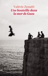 Couverture du livre 'Une bouteille dans la mer de Gaza' de Valérie Zenatti, montrant une silhouette d'un jeune homme sautant d'une falaise dans la mer, avec d'autres personnes assises sur la pierre.