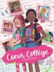 Illustration de deux collégiennes, l'une avec des cheveux roses et l'autre avec des cheveux noirs, tenant des livres. Des photos en arrière-plan montrent des scènes de leur vie scolaire, le tout sur un fond de papier à lettres.