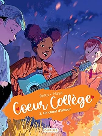 Couverture de la bande dessinée 'Cœur Collège 3 : Un chant d'amour', mettant en scène trois adolescentes autour d'un feu de camp, avec l'une d'elles jouant de la guitare.