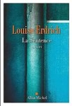 Couverture du livre 'La sentence' de Louise Erdrich, avec un fond bleu et des motifs de couleurs saisissants.