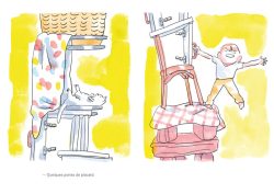 Illustration d'un enfant sur une pile de chaises colorées, les bras levés, au milieu d'un décor jaune vivant. À gauche, un chat allongé sur une étagère avec des draps colorés.