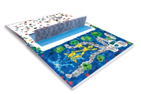 Un livre ouvert présentant des illustrations colorées et interactives, avec des personnages et un paysage aquatique dominé par des nuances de bleu et de vert.