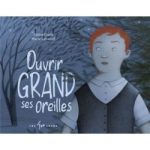 Couverture du livre 'Ouvrir GRAND ses Oreilles' avec un garçon aux cheveux roux et un décor sombre et mystérieux.