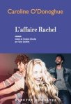 Couverture du livre 'L'affaire Rachel' de Caroline O'Donoghue, avec une image d'une femme blonde souriante et deux autres personnes en arrière-plan.