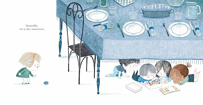 Un groupe d'enfants joue sous une table à manger, entouré de vaisselle et d'une ambiance chaleureuse.