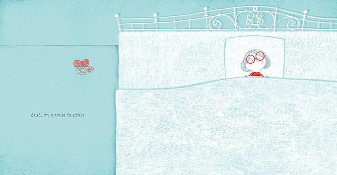 Une illustration d'une personne avec des lunettes rouges allongée dans un lit, entourée de couvertures blanches, sur un fond bleu clair. À gauche, un dessin de pelotes de laine et un texte en français.