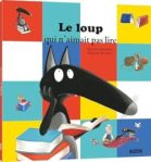 Couverture du livre 'Le loup qui n'aimait pas lire' avec un loup noir stylisé et divers éléments colorés représentant des livres et des illustrations d'enfants.