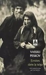Couverture du livre 'Ermites dans la taïga' par Vassili Peskov, montrant un homme et une femme en vêtements traditionnels.