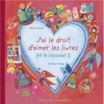 Couverture d'un livre intitulé 'J'ai le droit d'aimer les livres (et le chocolat)', illustrée avec des enfants entourés de livres et d'objets colorés, sur fond rose.