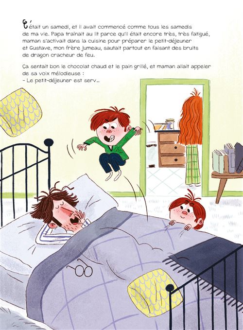 Un enfant saute de joie près d'un lit où un père dort, tandis qu'une mère prépare le petit-déjeuner dans la cuisine. La scène évoque une matinée familiale animée.