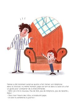 Illustration d'un père surpris en pyjama, regardant une petite fille qui lui montre quelque chose, dans un salon avec un grand fauteuil orange et une couverture sur le dos du fauteuil.
