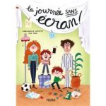 Couverture du livre 'La journée sans écran' montrant une famille joyeuse avec des activités variées, des enfants jouant et des éléments de la vie quotidienne.