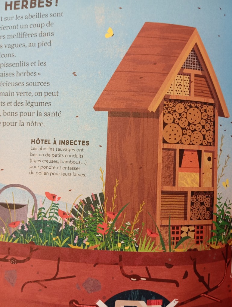 Image d'un hôtel à insectes illustré, avec des compartiments pour accueillir divers insectes, entouré de fleurs et de verdure.