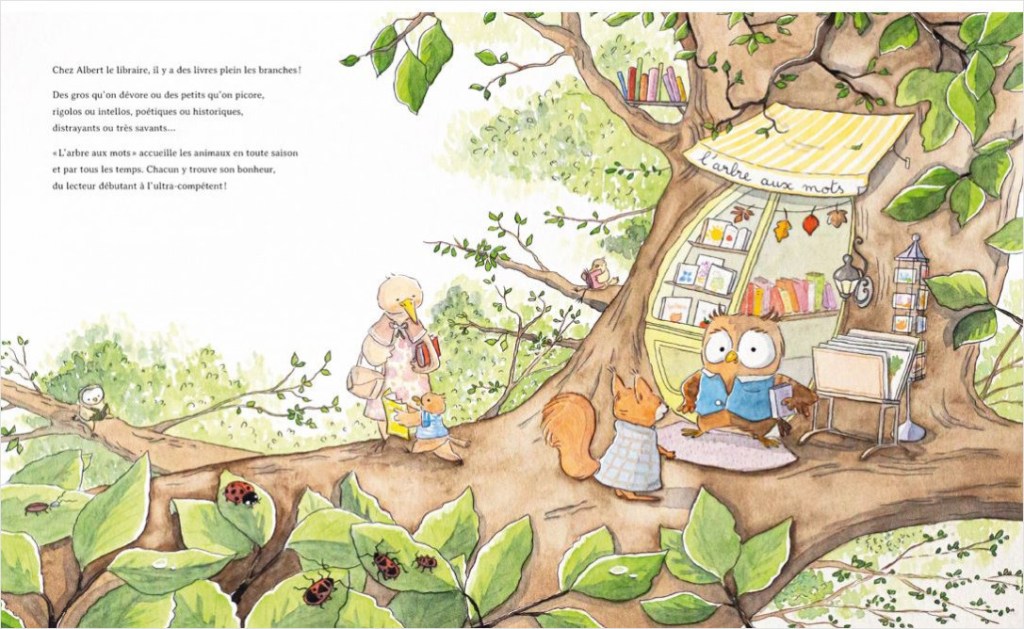 Une illustration colorée d'un arbre avec une librairie nommée 'l'arbre aux mots', où un hibou en veste interagit avec un écureuil et une petite créature sur une branche, entourés de feuilles vertes et de livres.