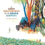 Couverture d'un livre intitulé 'La jeune institutrice et le grand serpent', illustrée avec des arbres colorés et des personnages au bord de l'eau.
