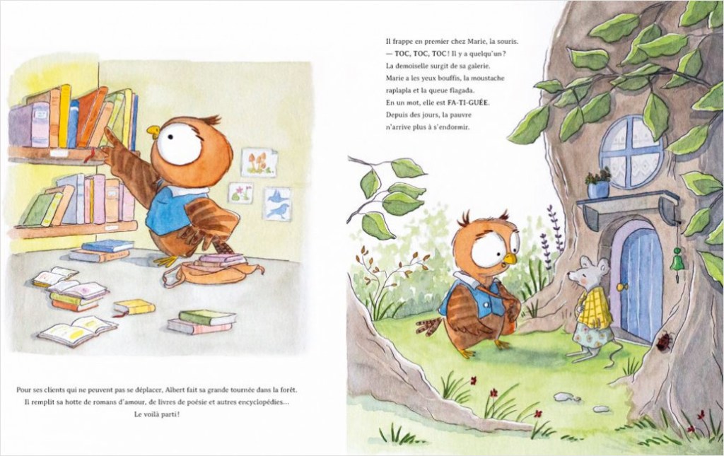 Un hibou portant un gilet bleu se tient devant une étagère de livres, tandis qu'une souris en robe à rayures regarde à côté d'une porte d'arbre.