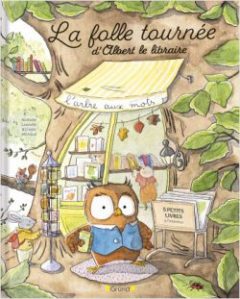 Couverture du livre 'La folle tournée d'Albert le libraire', illustrée avec un hibou portant une veste bleue devant un kiosque à livres entouré de feuillage.