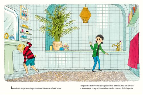 Deux enfants explorent une salle de bain avec des carreaux blancs, une plante verte, et des accessoires colorés.