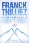 Couverture du livre 'Norferville' de Franck Thilliez, avec un design de fond bleu et des motifs de rails de train.