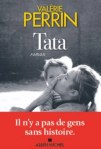 Couverture du livre 'Tata' de Valérie Perrin, avec une image en noir et blanc d'une mère tenant un enfant, et le texte en rouge 'Il n'y a pas de gens sans histoire.'