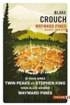 Couverture du livre 'Wayward Pines' de Blake Crouch, avec une illustration d'une ville entourée de montagnes et de forêts.