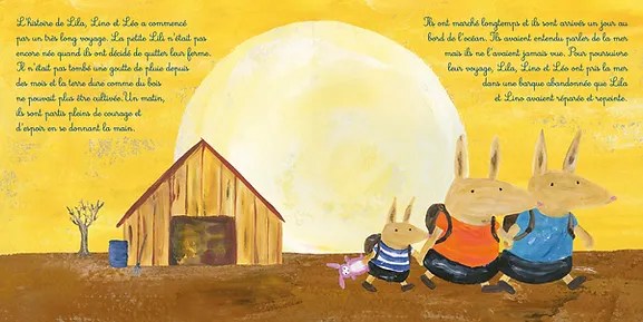 Illustration d'une scène sous un ciel jaune, avec une grande lune blanche. Deux lapins adultes et un enfant lapin marchent vers une cabane en bois. L'adulte porte un sac à dos, et l'enfant tient une peluche.