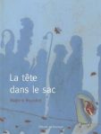 Couverture du livre 'La tête dans le sac' avec des silhouettes en arrière-plan et une illustration d'un oiseau stylisé.