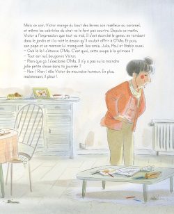 Un jeune garçon, Victor, dans une pièce avec des meubles en bois, regardant autour de lui avec une expression pensive. Il est vêtu d'un pull orange et semble préoccupé. Des livres sont éparpillés sur le sol et sur la table.