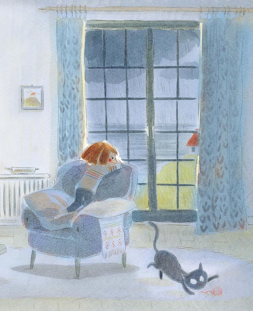 Une jeune fille assise sur un fauteuil moelleux, regardant par la fenêtre tandis qu'un chat noir joue avec une pelote de laine sur le sol.
